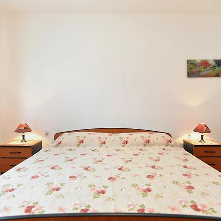 דירה With Terrace 684