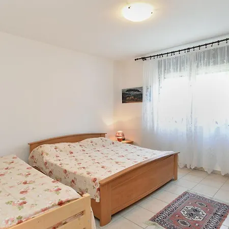 Apartment With Nice Terrace 684 Stinjan