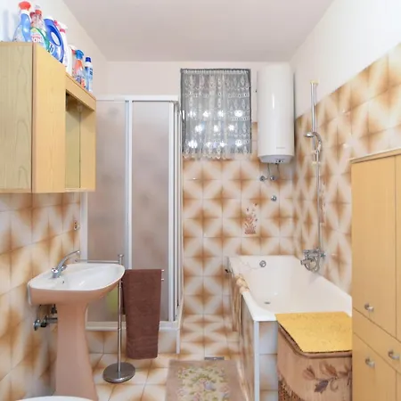 With Terrace 684 * שטיניאן