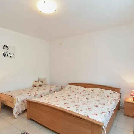 With Terrace 684 * שטיניאן